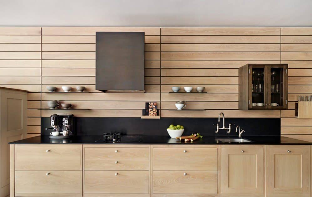 Ốp tường bếp bằng chất liệu sần, có nhiều đường nối