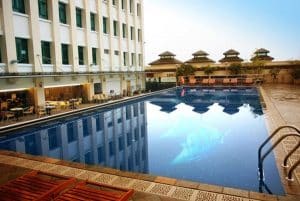 bể bơi khách sạn đẹp