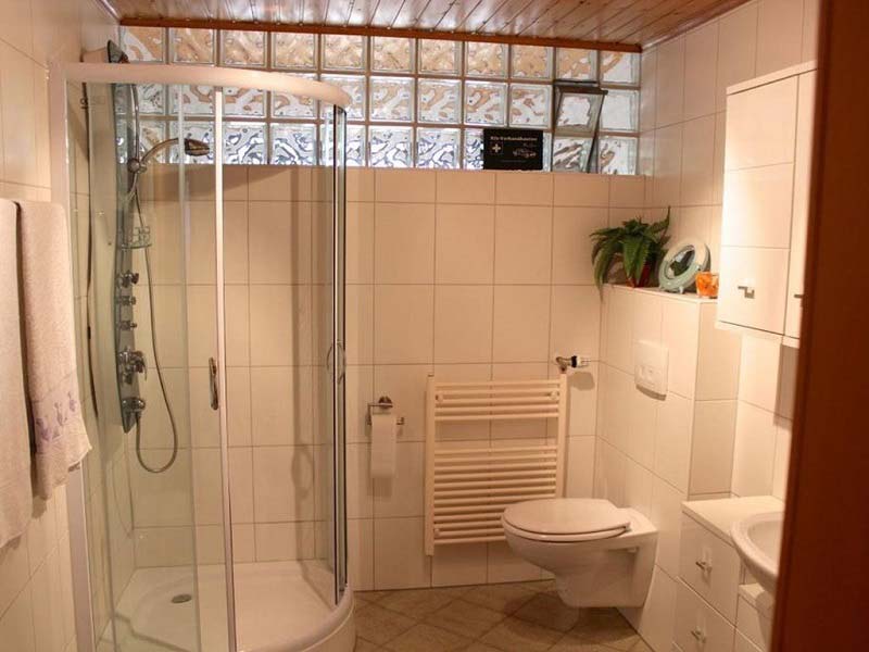 mau-thiet-ke-nha-ve-sinh-dep-hien-dai